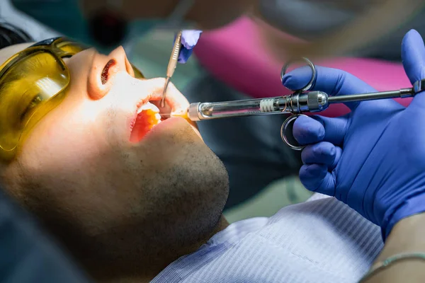 Uomo ad un appuntamento dal dentista . — Foto Stock