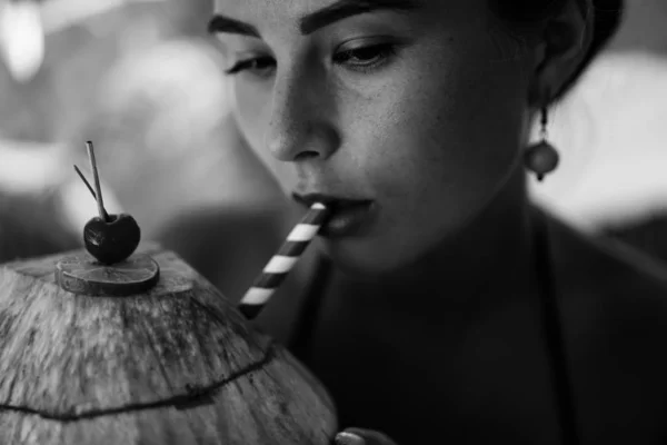 Piękne kobiece picie kokosa przez słomę, tropikalny Vaca — Zdjęcie stockowe