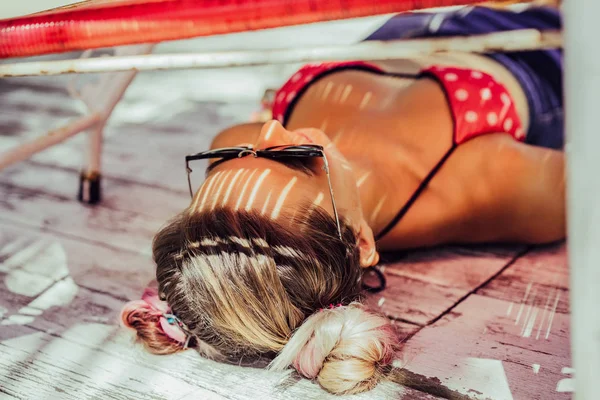 Bella femmina in vacanza al sole a bordo piscina. ritratto chiudi — Foto Stock