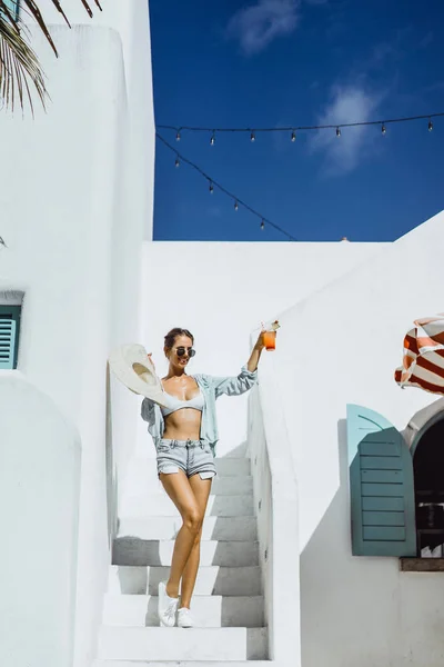 Bela Mulher Loira Com Cabelos Longos Chapéu Palha Férias Passa — Fotografia de Stock