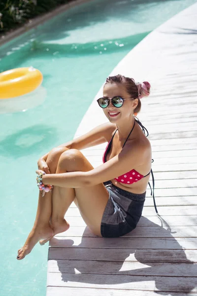 Bela Fêmea Férias Passar Tempo Beira Piscina — Fotografia de Stock