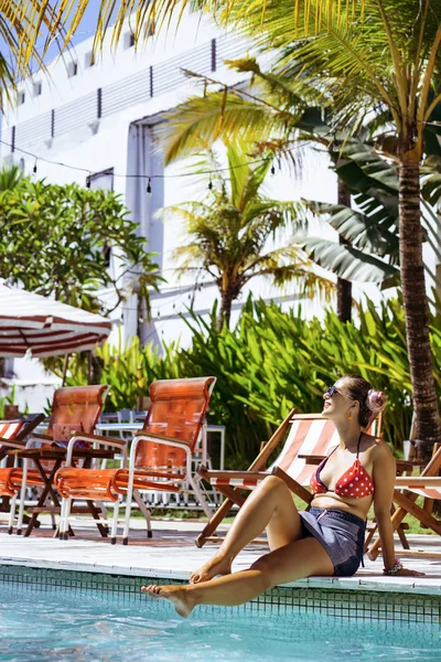 havuz kenarında vakit tatil güzel kadın