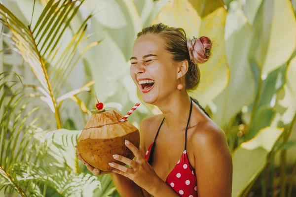 bir saman ile güzel kadın içme Hindistan cevizi, tropikal Vaca