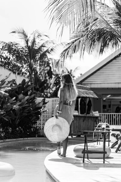 Mooie Blonde Vrouw Met Lange Haren Een Stro Hoed Vakantie — Stockfoto