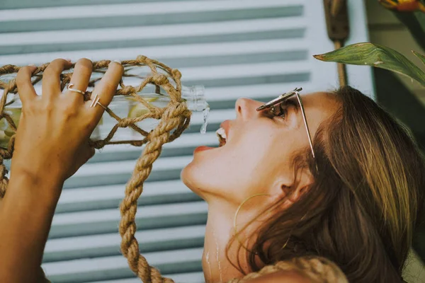 Vacker Kvinna Sol Glasögon Med Flaska Vatten Varm Dag Kvinna — Stockfoto