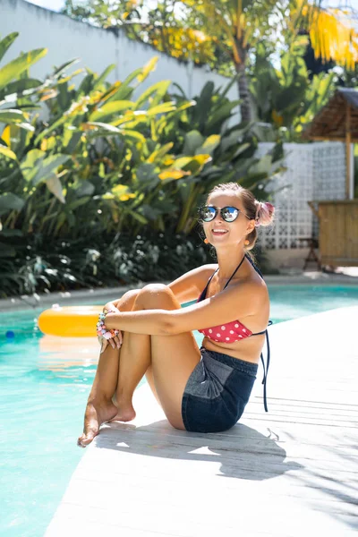 Bela Fêmea Férias Passar Tempo Beira Piscina — Fotografia de Stock