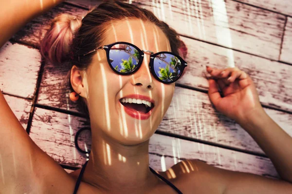 Крупным планом портрет красивой позитивной женщины в солнцезащитных очках с — стоковое фото