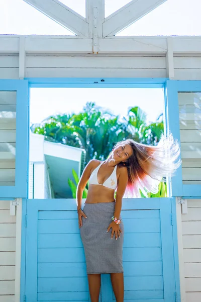 genç kadın bir yaz gününde bir kafede. tropikal bir kafede erkek.