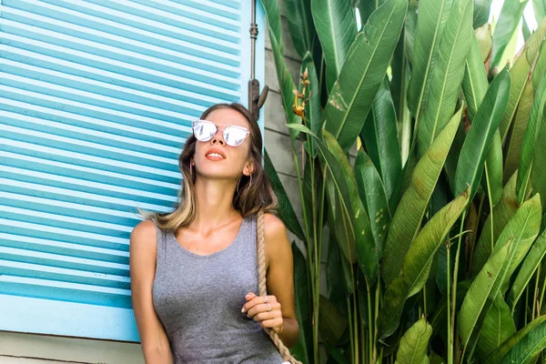 gülümseyen güneş gözlüğü güzel bir pozitif kadın yakın çekim portre.