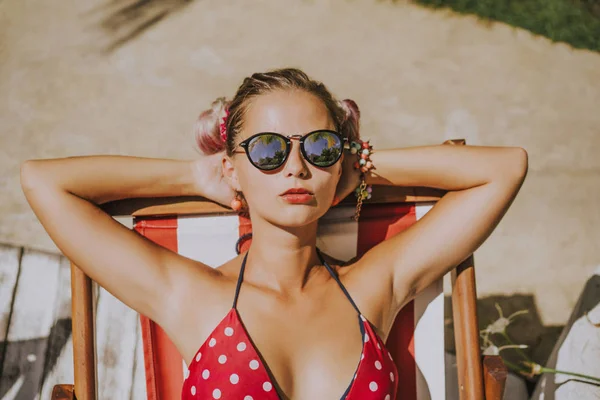 Vacker kvinna på semester sunning vid poolen. porträtt nära — Stockfoto