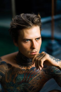 dövmeler yakışıklı bir adamın portresi