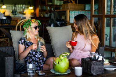İki güzel bayan arkadaş bir kafede birlikte kahvaltı yapıyor.
