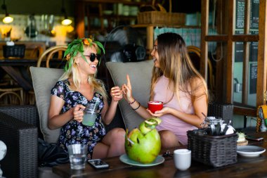 İki güzel bayan arkadaş bir kafede birlikte kahvaltı yapıyor.