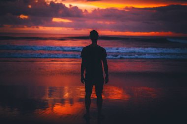 parlak güzel c fon karşı bir adamın silueti