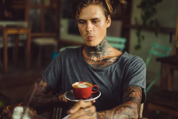 Bonito Homem Tatuado Tomar Pequeno Almoço Num Café Beber Café — Fotografia de Stock