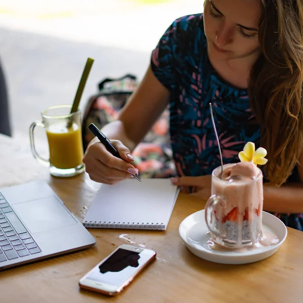 Молода Жінка Працює Ноутбуці Здоровий Сніданок Насінням Чіа Соком Безкоштовний — стокове фото