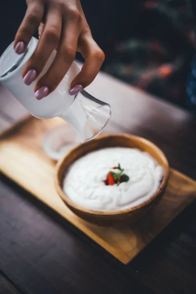 God Frukost Granola Med Hemlagad Yoghurt Och Jordgubbar — Stockfoto