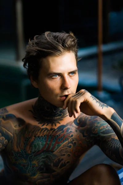 Dövmeler Yakışıklı Bir Adamın Portresi — Stok fotoğraf