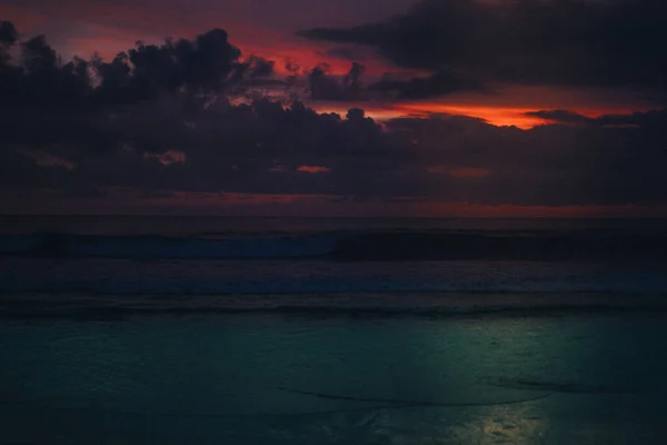 Heldere Mooie Gekleurde Zonsondergang Oceaan — Stockfoto