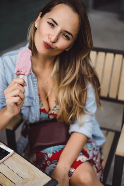 Hermosa Joven Con Pelo Largo Come Helado Retrato Cerca Fuera —  Fotos de Stock