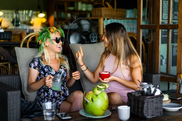 İki güzel bayan arkadaş bir kafede birlikte kahvaltı yapıyor.