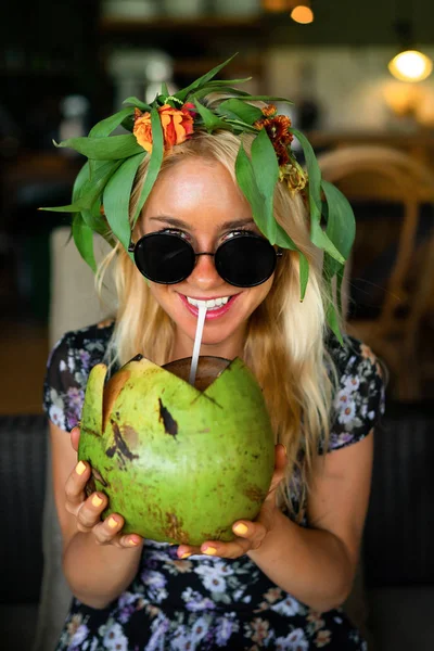 トロピカルカフェでココナッツを飲む美しい女性 — ストック写真