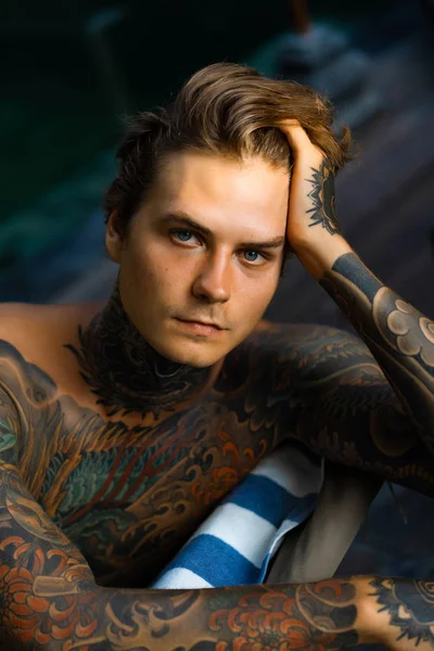 Retrato Homem Bonito Tatuagens — Fotografia de Stock