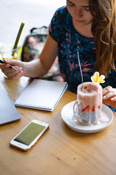 Giovane Donna Che Lavora Computer Portatile Colazione Sana Con Semi — Foto Stock