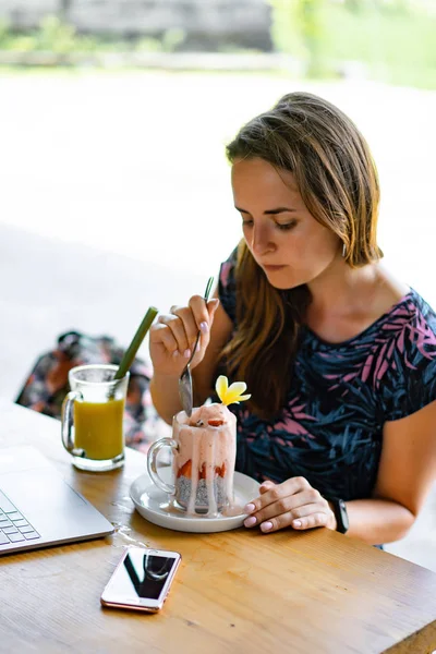 Ung Kvinna Arbetar Bärbar Dator Hälsosam Frukost Med Chiafrön Och — Stockfoto