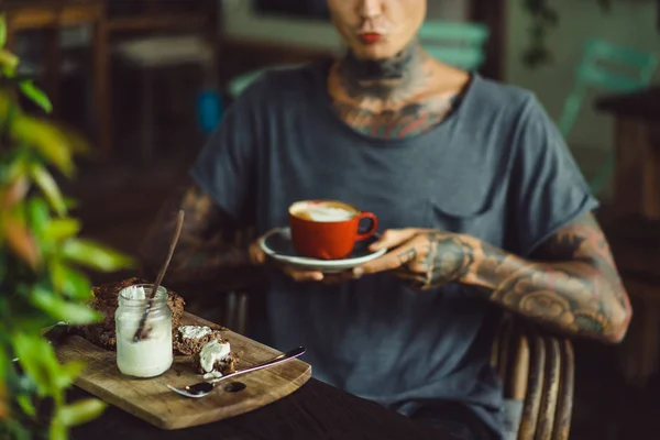 Красивый Татуированный Мужчина Завтракает Кафе Пьет Кофе Человек Татуировке — стоковое фото