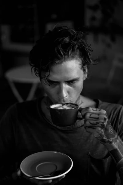 Przystojny Wytatuowany Człowiek Śniadanie Kawiarni Picie Kawy Człowiek Tatuaże — Zdjęcie stockowe