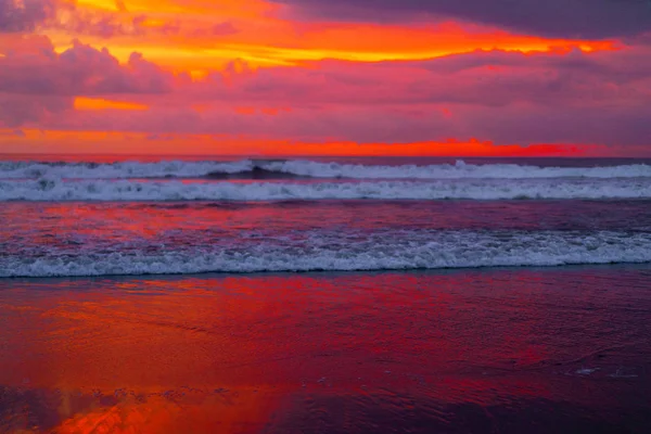海洋上明亮美丽的彩色日落 — 图库照片