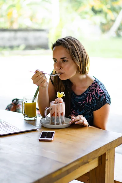 Ung Kvinna Arbetar Bärbar Dator Hälsosam Frukost Med Chiafrön Och — Stockfoto