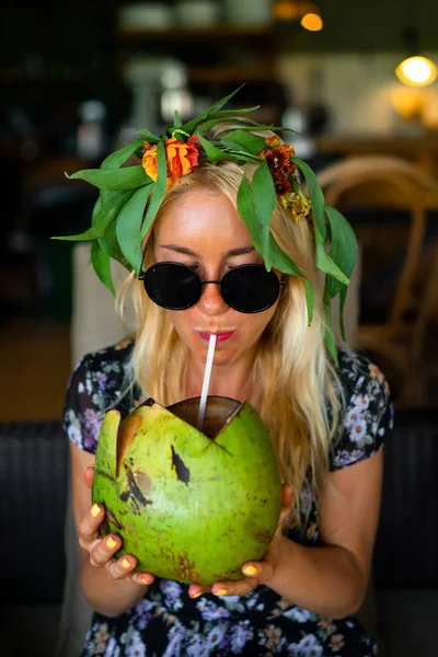 Schöne Frau Trinkt Kokosnuss Tropischen Café — Stockfoto