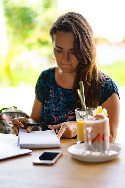 Young Female Working Laptop Healthy Breakfast Chia Seeds Juice Freelance — Stock Photo, Image