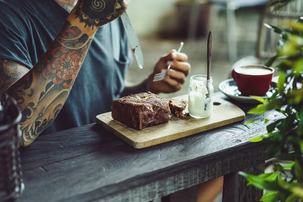 Hombre Guapo Tatuado Desayunando Café Bebiendo Café Hombre Tatuado —  Fotos de Stock