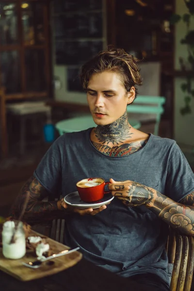 Handsome Tattooed Man Having Breakfast Cafe Drinking Coffee Man Tattoos — Stock Photo, Image