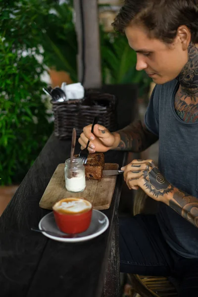 Knappe Getatoeëerde Man Ontbijten Een Café Koffie Drinken Man Tatoeages — Stockfoto