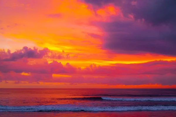 Φωτεινό Όμορφο Χρώμα Ηλιοβασίλεμα Στον Ωκεανό — Φωτογραφία Αρχείου