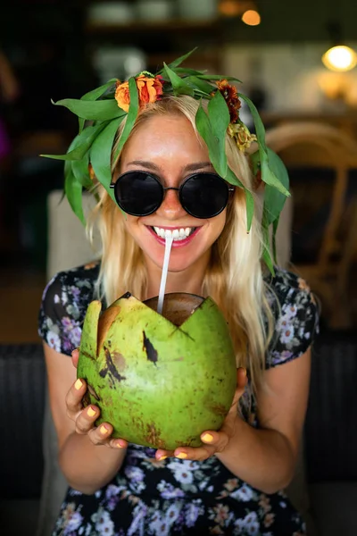 Bela Mulher Bebendo Coco Café Tropical — Fotografia de Stock