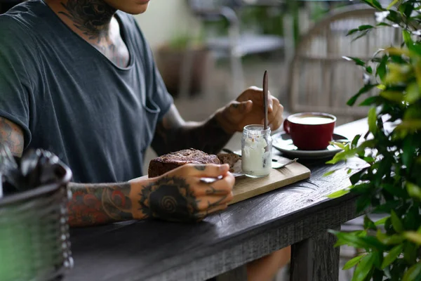 Handsome Tattooed Man Having Breakfast Cafe Drinking Coffee Man Tattoos — Stock Photo, Image