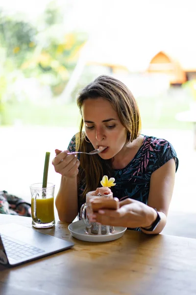 Ung Kvinna Arbetar Bärbar Dator Hälsosam Frukost Med Chiafrön Och — Stockfoto