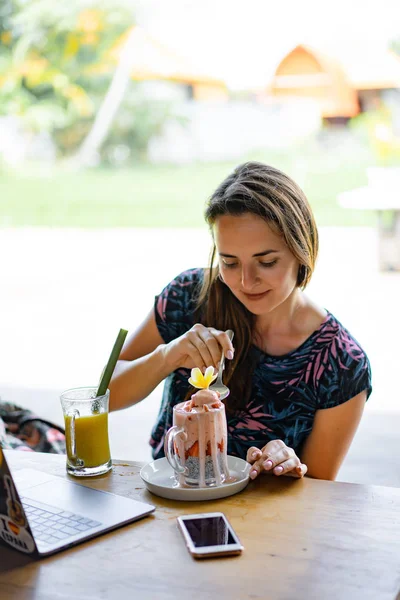 Ung Kvinna Arbetar Bärbar Dator Hälsosam Frukost Med Chiafrön Och — Stockfoto