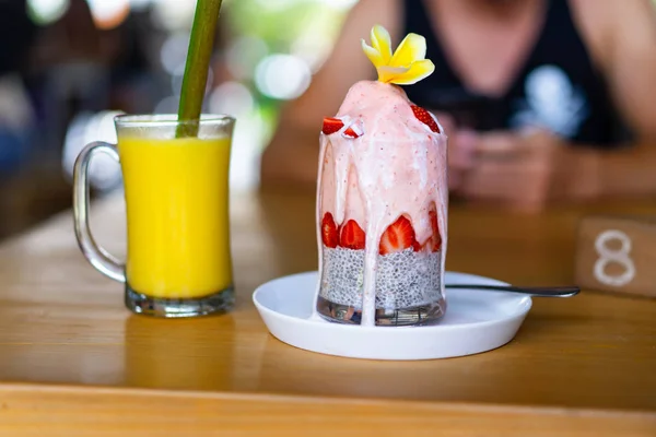 Hälsosam frukost med Chia frön och juice — Stockfoto