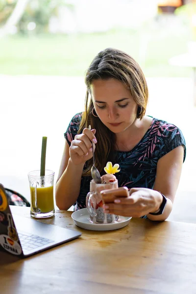 Ung Kvinna Arbetar Bärbar Dator Hälsosam Frukost Med Chiafrön Och — Stockfoto