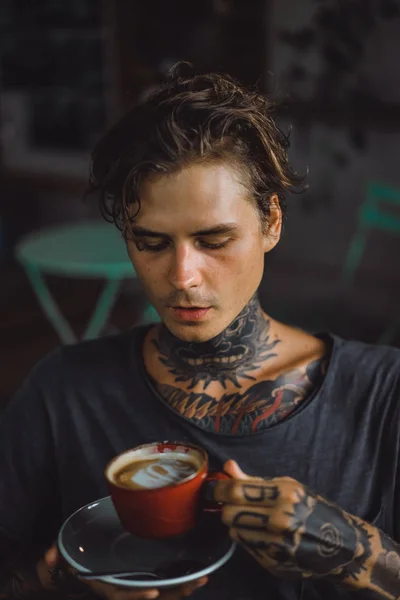 Handsome Tattooed Man Having Breakfast Cafe Drinking Coffee Man Tattoos — Stock Photo, Image