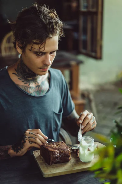 Bel Homme Tatoué Prenant Petit Déjeuner Dans Café Buvant Café — Photo