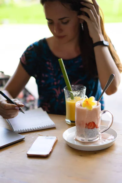 Fêmea Jovem Trabalhando Laptop Café Manhã Saudável Com Sementes Chia — Fotografia de Stock
