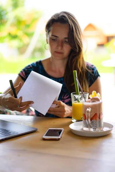 Giovane Donna Che Lavora Computer Portatile Colazione Sana Con Semi — Foto Stock