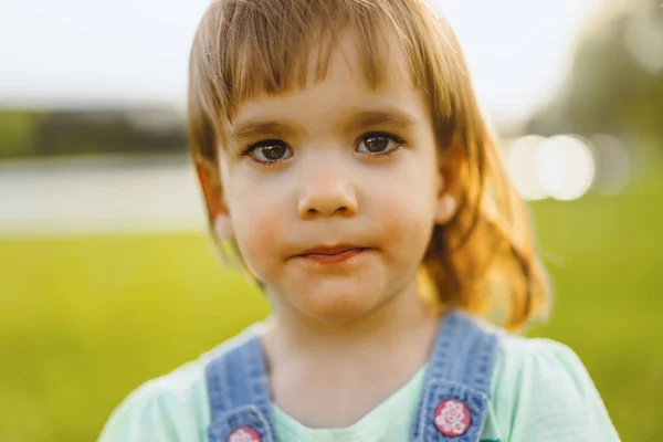 Liten flicka på en maskros fält, vid solnedgången, känslomässiga Happy Chi — Stockfoto